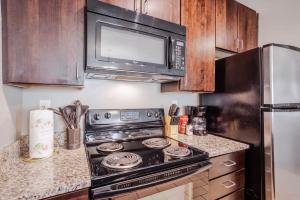 Una cocina o kitchenette en CozySuites at the Banks gym pool 07