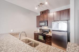 Una cocina o kitchenette en CozySuites at the Banks gym pool 07 15 fotos más