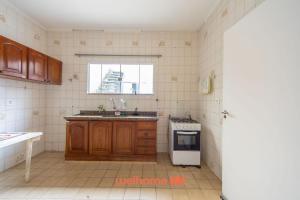 eine Küche mit Spüle und Herd in der Unterkunft Casa no Centro de Peruibe a 750m da Praia in Peruíbe