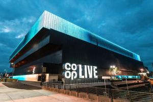 Un edificio con un cartel al costado. en Caftop Homes Manchester, en Mánchester