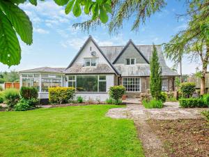 an exterior view of a house with a yard at 4 Bed in Beaumaris 94501 in Llanddona