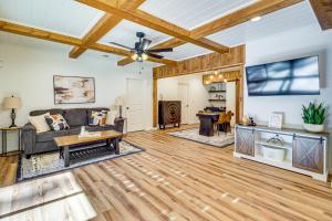 Μια τηλεόραση ή/και κέντρο ψυχαγωγίας στο Ellijay Home 4 Mi to Dtwn Hot Tub and Resort Perks!
