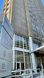 グアルーリョスにあるHotel Guarulhos Flat 902の正面に看板がある大きな建物