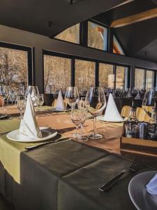 een lange tafel met wijnglazen erop bij Janjska Kuća in Šipovo +19 foto's