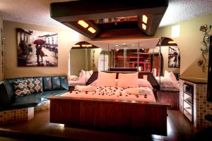 Un dormitorio con una cama grande y un espejo. en Essence Suites, en Orland Park