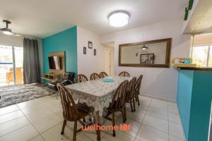 a dining room with a table and chairs at Apartamento em Bertioga a 500m da Praia de Indaiá in Ilha Monte Pascoal +48 photos