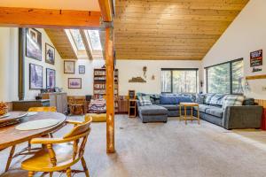 ein Wohnzimmer mit Sofa und Tisch in der Unterkunft 1 Mi to Skiing! Cabin Hideaway on June Lake Loop in June Lake