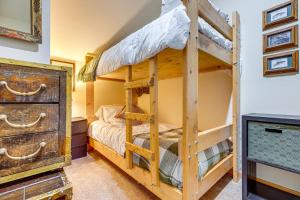 ein Schlafzimmer mit einem Etagenbett und einer Kommode in der Unterkunft 1 Mi to Skiing! Cabin Hideaway on June Lake Loop in June Lake