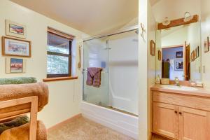 ein Badezimmer mit Dusche und Waschbecken in der Unterkunft 1 Mi to Skiing! Cabin Hideaway on June Lake Loop in June Lake + 17 Fotos