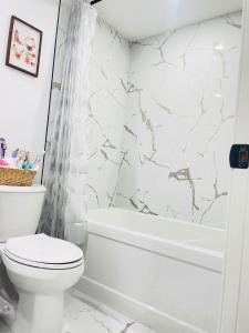 Koupelna v ubytování Ivey Homes