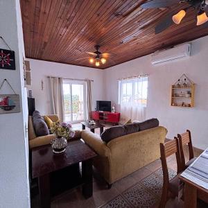 uma sala de estar com um sofá e uma mesa em Sunset Views Apartment, West End em West End