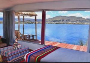1 dormitorio con vistas a un cuerpo de agua en Titicaca Sariri Lodge, en Puno
