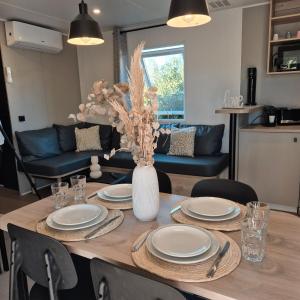 Η κουζίνα ή μικρή κουζίνα στο L'Eden Mobil Home à 200m de la plage Camping 5 étoiles Parc Aquatique