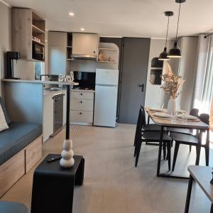 Η κουζίνα ή μικρή κουζίνα στο L'Eden Mobil Home à 200m de la plage Camping 5 étoiles Parc Aquatique