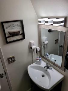 ein Badezimmer mit Waschbecken und Spiegel in der Unterkunft La Kabanita in Rimforest + 46 Fotos