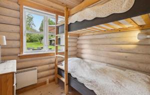 1 dormitorio con literas en una casa pequeña en Lovely Log House On Møn, en Pollerup Kullegård