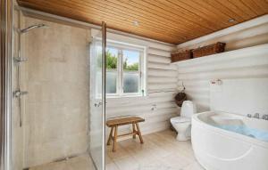 Un baño con ducha, inodoro y lavabo. en Lovely Log House On Møn, en Pollerup Kullegård 23 fotos más