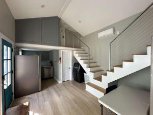 Η κουζίνα ή μικρή κουζίνα στο 6-bedroom property split between a tiny home and