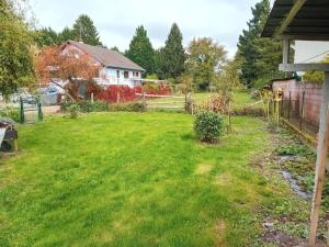 einen Hof mit grünem Gras und einem Zaun in der Unterkunft Appartement T2 44 m2 in Kesseldorf