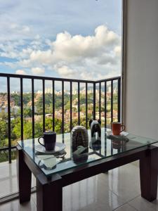 - une table avec deux tasses sur un balcon avec vue dans l'établissement Apartamento Bucaramanga, à Bucaramanga