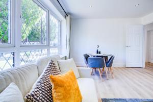 Χώρος καθιστικού στο 4 Bed House with Driveway - Contractor Friendly