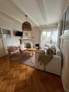 a living room with a couch and a fireplace at Chalet en zona Güemes-SOLO FAMILIAS in Mar del Plata