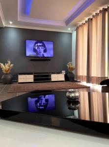 ein Wohnzimmer mit einem Flachbildfernseher an der Wand in der Unterkunft Villa Sara in Marrakesch