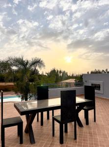 ein Esstisch und Stühle auf einer Terrasse in der Unterkunft Villa Sara in Marrakesch