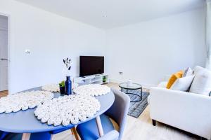 Μια τηλεόραση ή/και κέντρο ψυχαγωγίας στο 4 Bed House with Driveway - Contractor Friendly