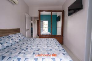 a bedroom with a bed and a television in it at Apto em Bertioga a beira mar com varanda gourmet in Ilha Monte Pascoal