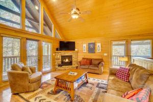 Χώρος καθιστικού στο Private Hot Tub! Pet-Friendly Cabin 4 Mi to GSMNP