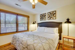 Ένα ή περισσότερα κρεβάτια σε δωμάτιο στο Private Hot Tub! Pet-Friendly Cabin 4 Mi to GSMNP