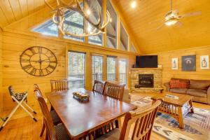 Χώρος καθιστικού στο Private Hot Tub! Pet-Friendly Cabin 4 Mi to GSMNP