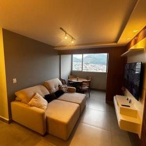 un soggiorno con un divano e un tavolo di Royal Blue Park Premium a Poços de Caldas Altre 20 foto