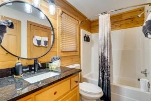 Ένα μπάνιο στο Private Hot Tub! Pet-Friendly Cabin 4 Mi to GSMNP +17 φωτογραφίες