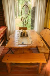 ラ・ルシラ・デル・マールにあるCabaña en El Pinar de La lucila del mar -de un piso-, El Pinar -6 personas-の窓付きの部屋の木製テーブル
