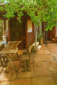 ラ・ルシラ・デル・マールにあるCabaña en El Pinar de La lucila del mar -de un piso-, El Pinar -6 personas-の家の前のピクニックテーブルと椅子