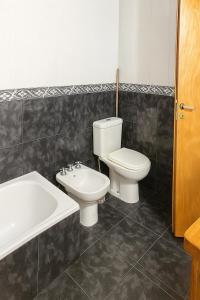 ラ・ルシラ・デル・マールにあるCabaña en El Pinar de La lucila del mar -de un piso-, El Pinar -6 personas-のトイレ、浴槽、洗面台を備えたバスルーム +10枚の写真