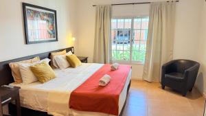 ein Schlafzimmer mit einem Bett und einem Stuhl und einem Fenster in der Unterkunft G6 Monoambiente King con Cochera en Villa Ángela in Villa Ángela