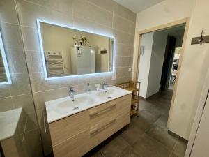 Et badeværelse på Le Nid de l'Etier, 4 chambres + 20 billeder