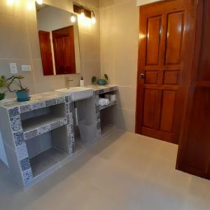 a bathroom with a sink and a mirror at Hostel Kimmell / Hostal Familiar La Casita De Los Kimmell in Las Tablas +35 photos