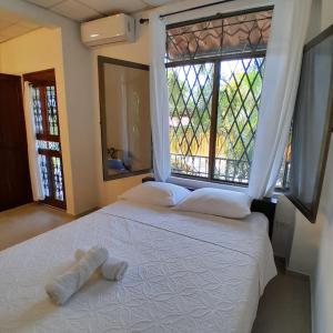 拉斯塔布拉斯基米尔旅舍/拉洛基米尔小屋家庭旅舍的卧室配有白色的床和大窗户 更多35张照片