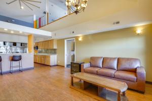 Køkken eller tekøkken på Huge Kitchen and Open Interior Pueblo Group Getaway + 21 billeder