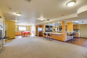 eine offene Küche und ein Wohnzimmer mit gelben Wänden in der Unterkunft Huge Kitchen and Open Interior Pueblo Group Getaway in Pueblo West