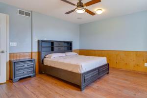 En eller flere senge i et værelse på Huge Kitchen and Open Interior Pueblo Group Getaway