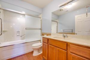 ein Badezimmer mit Toilette, Waschbecken und Dusche in der Unterkunft Huge Kitchen and Open Interior Pueblo Group Getaway in Pueblo West + 26 Fotos