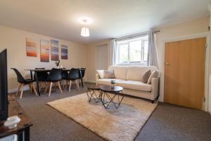 Et opholdsområde på 3 Bedroom Flat by Harbour & Centre with parking + 35 billeder