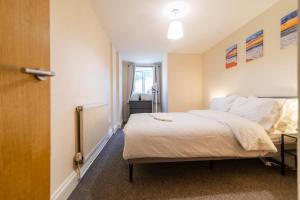 En eller flere senge i et værelse på 3 Bedroom Flat by Harbour & Centre with parking