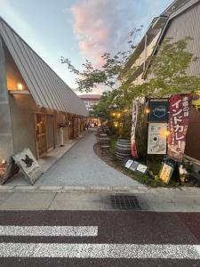 eine Straße mit Schildern an der Seite eines Gebäudes in der Unterkunft いちえ堂 in Kashihara