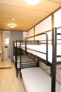 Zimmer mit 3 Etagenbetten in einem Schlafsaal in der Unterkunft いちえ堂 in Kashihara